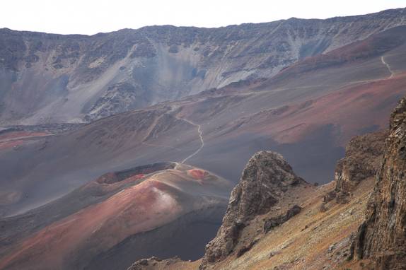 A paisagem marciana do interior da cratera do vulcão Haleakala, em Maui, no Havaí